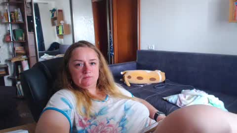 Snapshot of honeydewmolly chatting on June 22, 2026, 10:12 am HoneydewMolly online show from June 22, 2026, 10:12 am
