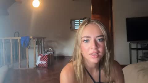 Snapshot of honeyyy95 chatting on July 17, 2026, 5:14 am Honey online show from July 17, 2026, 5:14 am