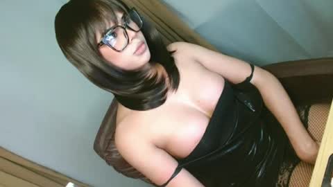 hotasian_ online show from June 12, 2026, 5:01 pm