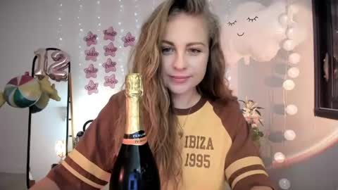 Snapshot of imkeira chatting on June 17, 2026, 8:43 pm ImKeira online show from June 17, 2026, 8:43 pm