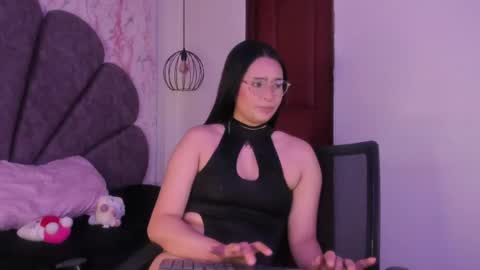 Snapshot of isa_doux chatting on May 8, 2026, 8:36 pm Isa online show from May 8, 2026, 8:36 pm
