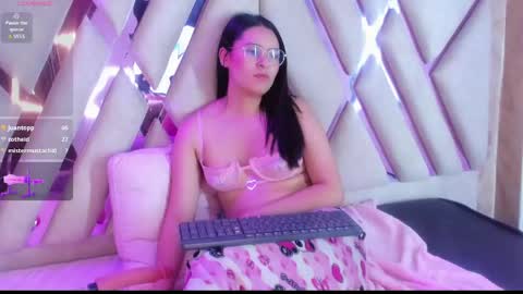 Snapshot of isa_doux chatting on May 23, 2026, 8:29 am Isa online show from May 23, 2026, 8:29 am