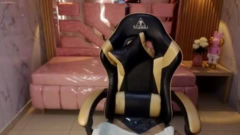 isabeau_s online show from June 11, 2026, 1:42 pm