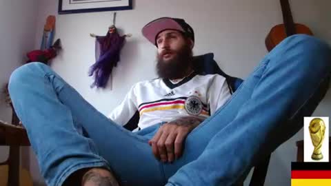 Snapshot of jammes_owen chatting on June 14, 2026, 5:04 pm Jammes. online show from June 14, 2026, 5:04 pm