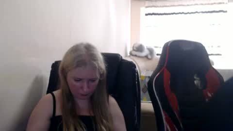 Snapshot of jenisandpeter chatting on June 25, 2026, 5:17 pm JenisAndPeter online show from June 25, 2026, 5:17 pm