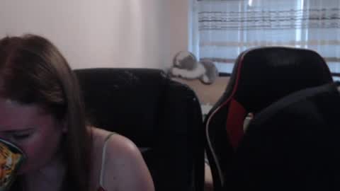 Snapshot of jenisandpeter chatting on July 4, 2026, 5:52 pm JenisAndPeter online show from July 4, 2026, 5:52 pm