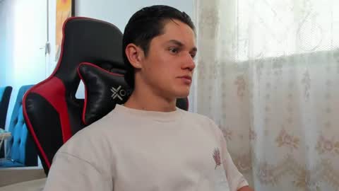 Snapshot of julian_wallace1 chatting on June 19, 2026, 7:06 pm julian_wallace1 online show from June 19, 2026, 7:06 pm