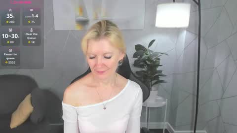 Julie Lucasss online show from July 7, 2026, 12:35 am