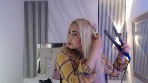julieta__fox_ online show from June 8, 2026, 3:56 pm