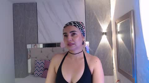 julieta__fox_ online show from June 19, 2026, 5:06 pm