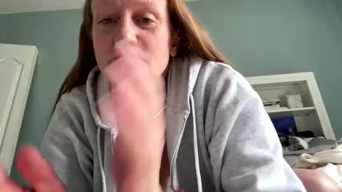 kellilyn10 online show from April 21, 2026, 6:44 pm