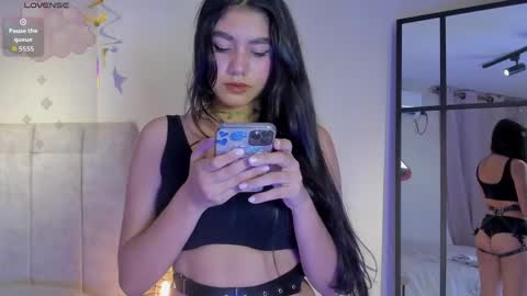 Snapshot of kiara_violet_ chatting on April 22, 2026, 11:28 pm Kiara online show from April 22, 2026, 11:28 pm