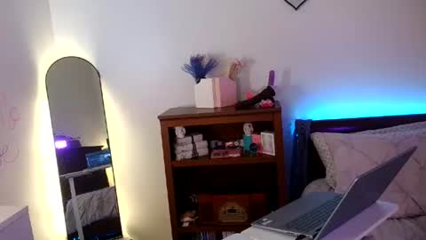 Snapshot of kiss_me_monroe chatting on July 8, 2026, 2:27 am Morgan Monroe online show from July 8, 2026, 2:27 am