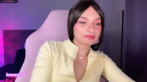 Camila online show from June 18, 2026, 9:19 pm