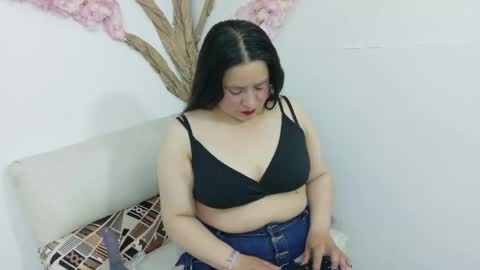 Snapshot of laura__castillo_ chatting on May 25, 2026, 12:11 pm online show from May 25, 2026, 12:11 pm