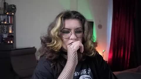 Miss Laura online show from September 26, 2025, 1:37 pm