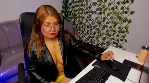 laura_marttin online show from July 15, 2026, 2:39 am