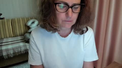 Snapshot of lauraoven1 chatting on June 9, 2026, 8:15 am Lauraoven1 online show from June 9, 2026, 8:15 am