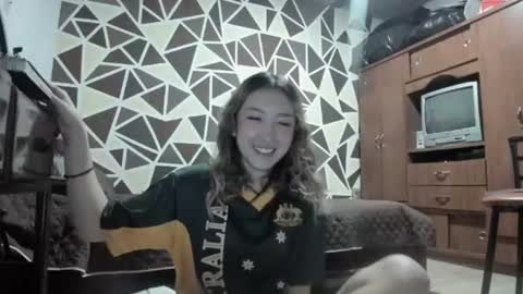 laurenn_111 online show from June 24, 2026, 9:08 am