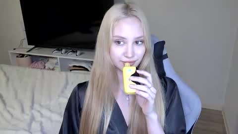 Snapshot of laylapretty001 chatting on June 5, 2026, 4:52 am LaylaPretty001 online show from June 5, 2026, 4:52 am