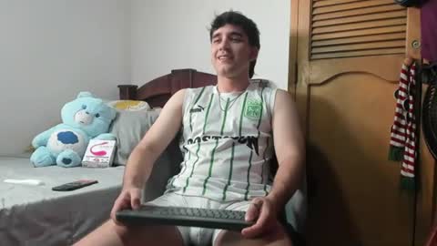 Snapshot of leo_jones389 chatting on June 21, 2026, 11:29 pm Leo Jones online show from June 21, 2026, 11:29 pm