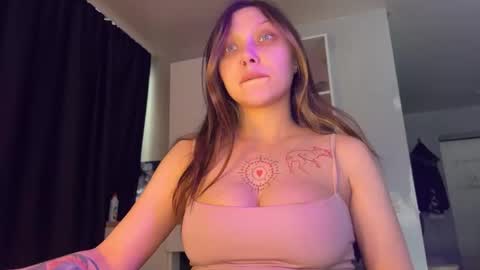 Snapshot of lilies_and_minipoots chatting on February 15, 2026, 11:41 am Sonechka online show from February 15, 2026, 11:41 am