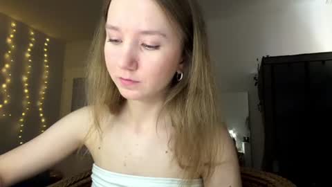 lisasmall online show from June 18, 2026, 6:12 pm