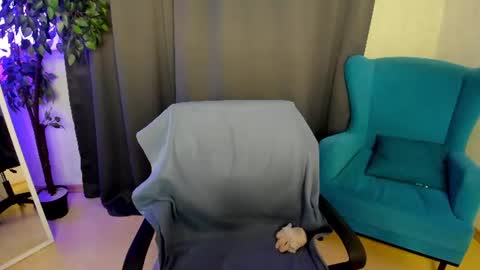 Snapshot of little__isabel chatting on July 10, 2026, 1:32 am Isabel online show from July 10, 2026, 1:32 am