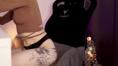 Snapshot of llittle_mi chatting on June 14, 2026, 12:41 am Mila online show from June 14, 2026, 12:41 am