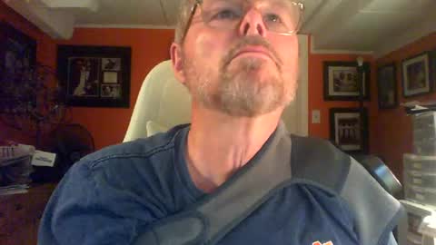 Snapshot of loosegravl chatting on July 11, 2026, 6:54 pm loosegravl online show from July 11, 2026, 6:54 pm