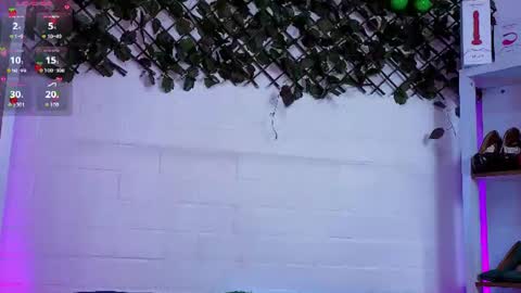 Snapshot of louise_nails chatting on June 12, 2026, 4:50 pm LouIse online show from June 12, 2026, 4:50 pm