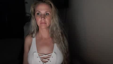 LoVe On  online show from May 10, 2026, 2:28 am