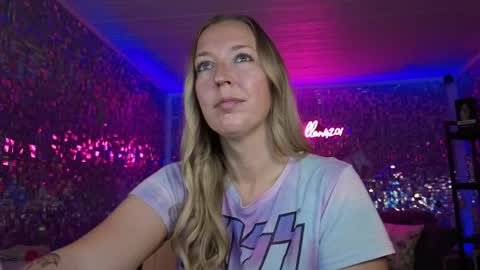 lucyallen4201 online show from June 1, 2026, 10:06 am
