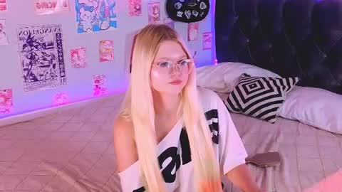 Snapshot of lunariafox chatting on July 28, 2026, 6:20 pm lunariafox online show from July 28, 2026, 6:20 pm