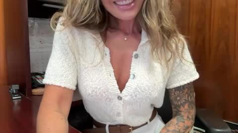 Snapshot of madame_andi chatting on July 8, 2026, 11:58 am madame_andi online show from July 8, 2026, 11:58 am