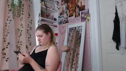 Snapshot of marigoldrue chatting on June 25, 2026, 4:11 pm marigoldrue online show from June 25, 2026, 4:11 pm