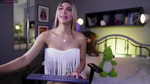 martinaa_rose online show from June 18, 2026, 12:09 pm