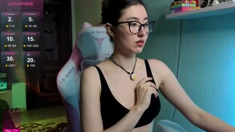 Snapshot of may_may_moon chatting on July 2, 2026, 7:53 pm may_may_moon online show from July 2, 2026, 7:53 pm