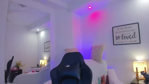 melan_owen online show from June 25, 2026, 11:04 am