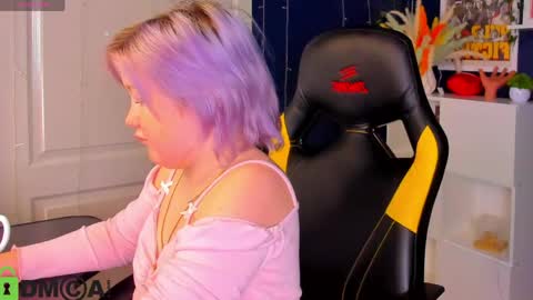 Mia online show from May 19, 2026, 3:02 am