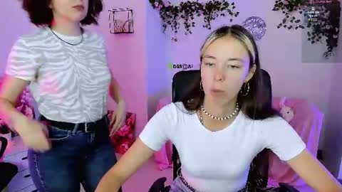 Snapshot of mia_mooon_ chatting on July 6, 2026, 8:33 am mia_mooon_ online show from July 6, 2026, 8:33 am