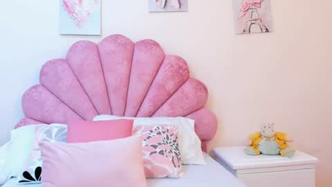 mila_adamss online show from June 18, 2026, 10:52 am