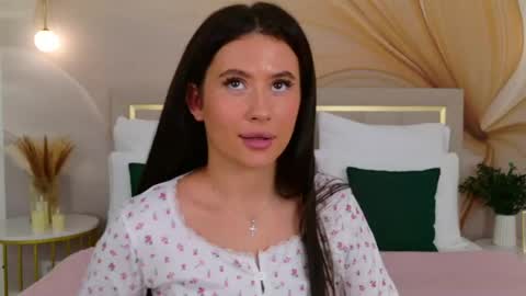 milaleoneli online show from June 28, 2026, 3:18 pm
