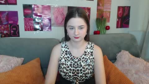 milanaroz online show from May 3, 2026, 5:13 am