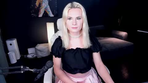 Milena online show from May 23, 2026, 10:58 pm
