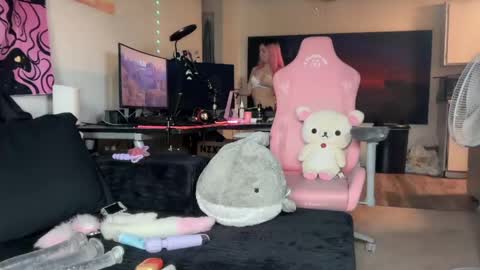 Mina online show from May 26, 2026, 11:23 pm