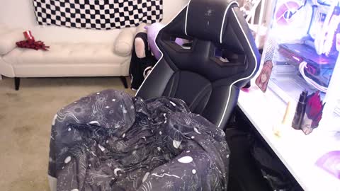 missdanibluee online show from December 3, 2024, 11:33 am