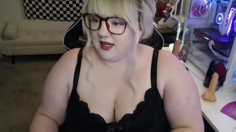 missdanibluee online show from December 5, 2024, 11:38 am