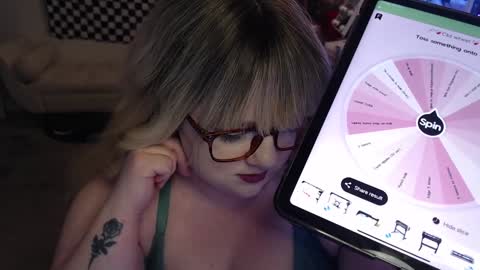 missdanibluee online show from February 3, 2025, 11:31 am
