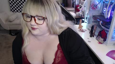 missdanibluee online show from February 5, 2025, 9:50 pm